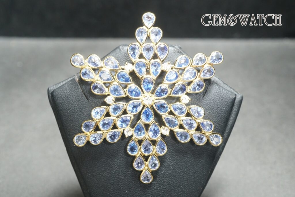 เข็มกลัดไพลินประดับเพชร