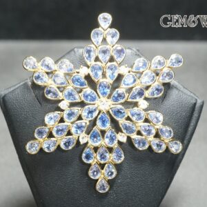 เข็มกลัดไพลินประดับเพชร