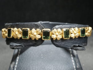 สร้อยข้อมือพลอยเขียวส่อง