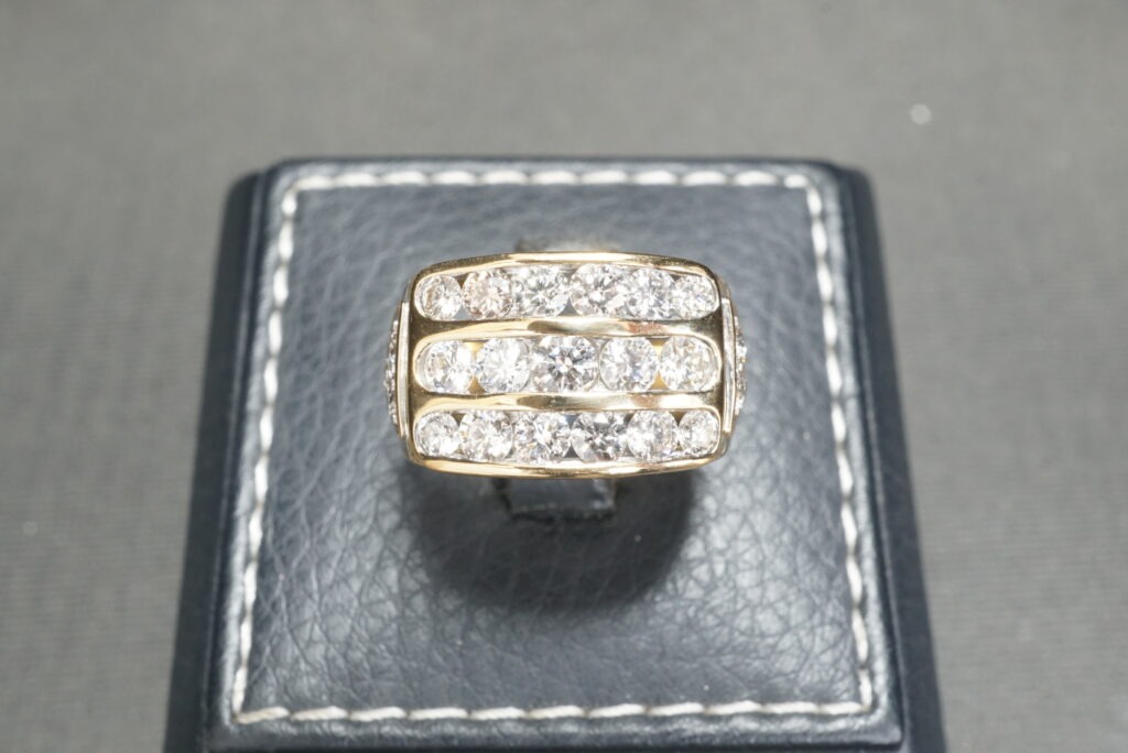 แหวนเพชรแถว