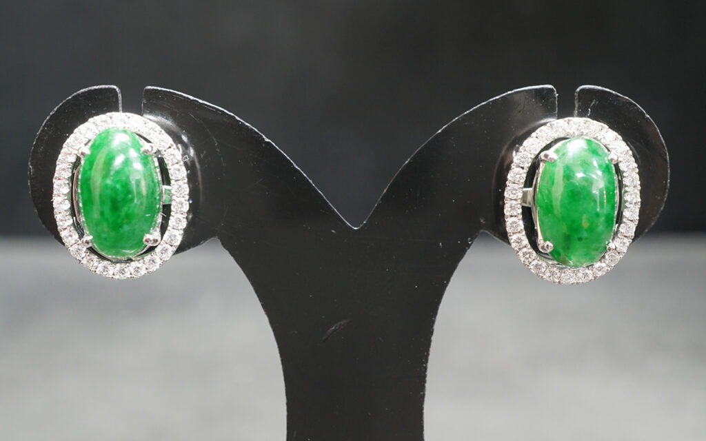 ต่างหูหยกประดับเพชร